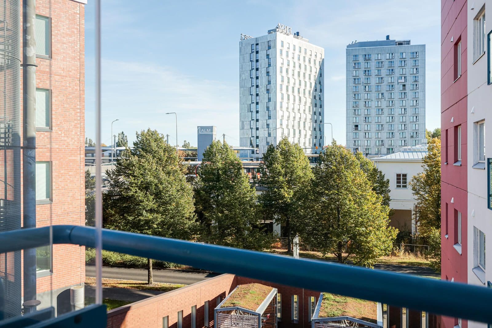 Parvekkeen maisema Helsingin Malmilla.