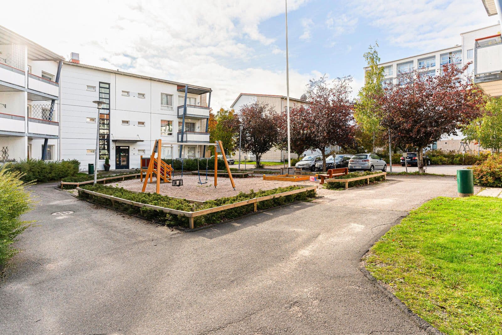 Ulkokuva Myyrmäen asuntokohteen sisäpihalta.