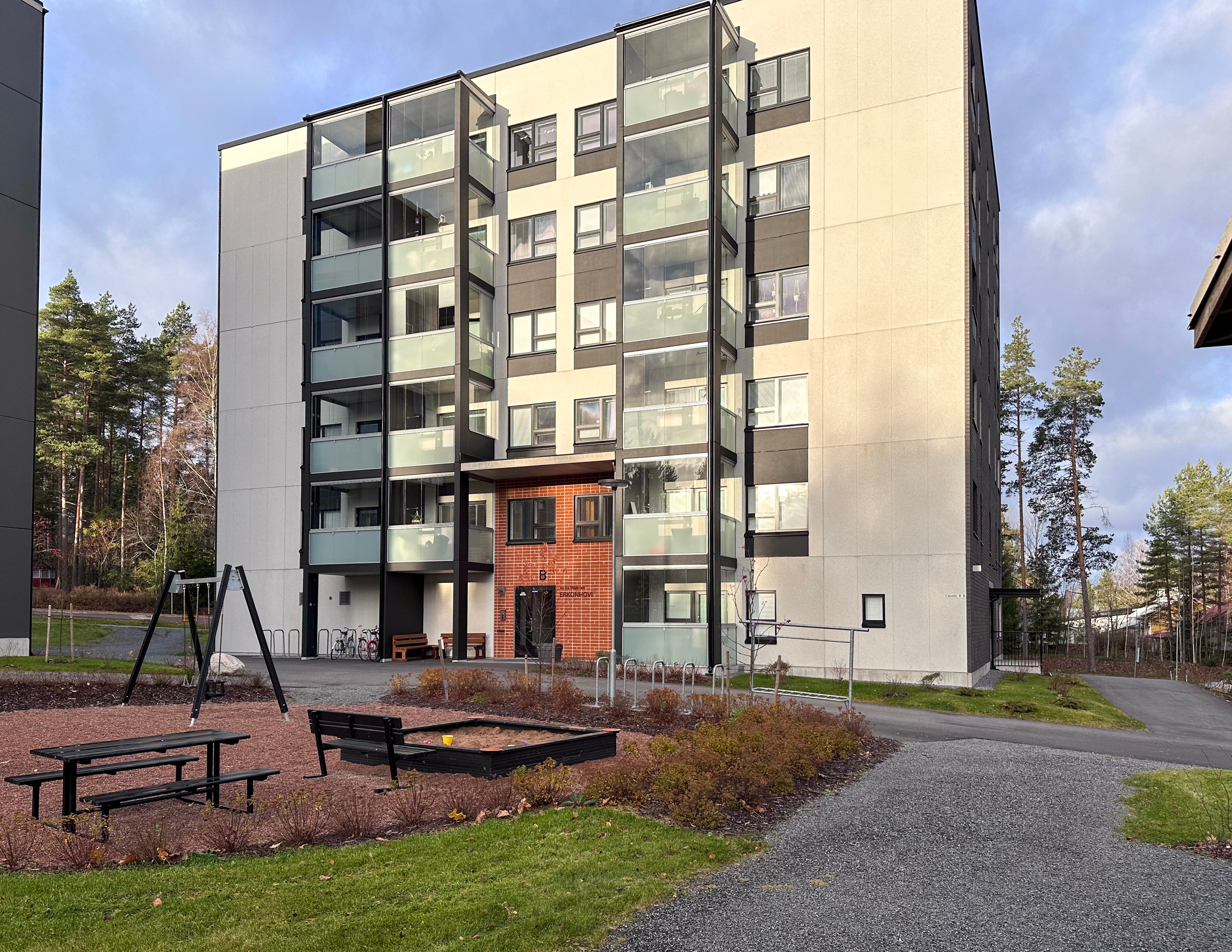 Erkontie 8, pääkuva